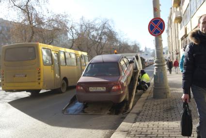 Эвакуация неправильно припаркованого автомобиля в центре Екатеринбурга