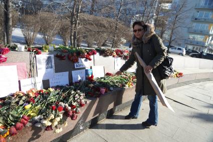 Женщина возлагает цветы у фотографий Бориса Немцова убитого накануне. Памятник Татищеву и Де Генину. Екатеринбург