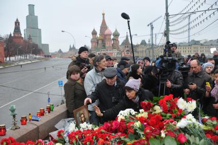 Цветы на месте убийства политика Бориса Немцова, который был застрелен в Москве на Большом Москворецком мосту в ночь с 27-го на 28-е февраля 2015 г.