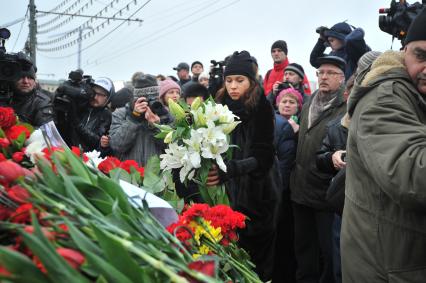 Цветы на месте убийства политика Бориса Немцова, который был застрелен в Москве на Большом Москворецком мосту в ночь с 27-го на 28-е февраля 2015 г.