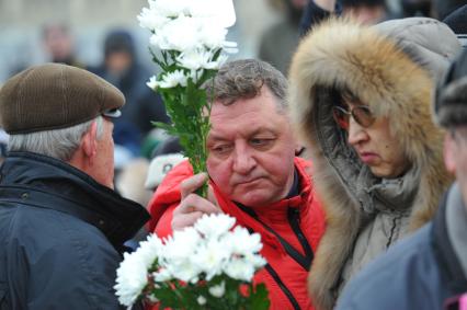 Цветы на месте убийства политика Бориса Немцова, который был застрелен в Москве на Большом Москворецком мосту в ночь с 27-го на 28-е февраля 2015 г.