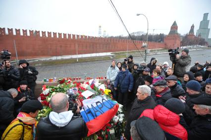 Цветы на месте убийства политика Бориса Немцова, который был застрелен в Москве на Большом Москворецком мосту в ночь с 27-го на 28-е февраля 2015 г.