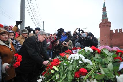 Лидер партии `Яблоко` Григорий Явлинский возлагает цветы на месте убийства политика Бориса Немцова, который был застрелен в Москве на Большом Москворецком мосту в ночь с 27-го на 28-е февраля 2015 г.