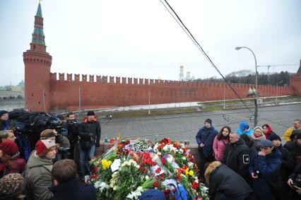 Цветы на месте убийства политика Бориса Немцова, который был застрелен в Москве на Большом Москворецком мосту в ночь с 27-го на 28-е февраля 2015 г.