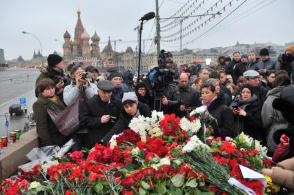 Цветы на месте убийства политика Бориса Немцова, который был застрелен в Москве на Большом Москворецком мосту в ночь с 27-го на 28-е февраля 2015 г.