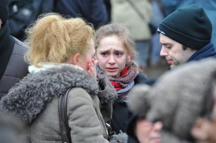Люди на месте убийства политика Бориса Немцова, который был застрелен в Москве на Большом Москворецком мосту в ночь с 27-го на 28-е февраля 2015 г.