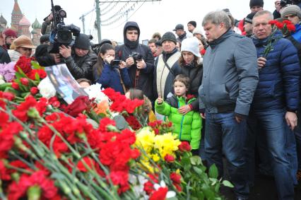 Цветы на месте убийства политика Бориса Немцова, который был застрелен в Москве на Большом Москворецком мосту в ночь с 27-го на 28-е февраля 2015 г.