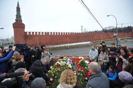 Цветы на месте убийства политика Бориса Немцова, который был застрелен в Москве на Большом Москворецком мосту в ночь с 27-го на 28-е февраля 2015 г.