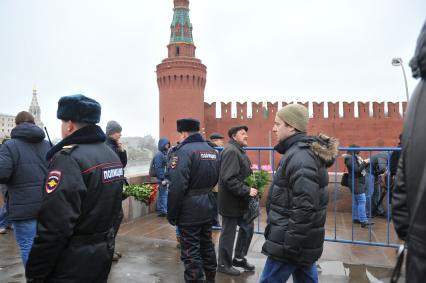 Возложение цветов на месте убийства политика Бориса Немцова, который был застрелен в Москве на Большом Москворецком мосту в ночь с 27-го на 28-е февраля 2015 г.
