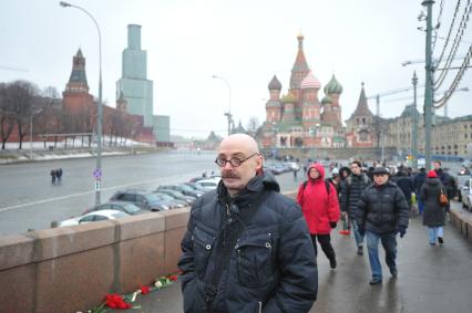 Писатель и карикатурист Андрей Бильжо во время возложения цветов на месте убийства политика Бориса Немцова, который был застрелен в Москве на Большом Москворецком мосту в ночь с 27-го на 28-е февраля 2015 г.