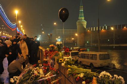 Цветы на месте убийства политика Бориса Немцова, который был застрелен в Москве на Большом Москворецком мосту в ночь с 27-го на 28-е февраля 2015 г.