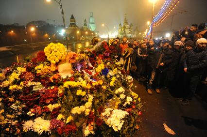 Цветы на месте убийства политика Бориса Немцова, который был застрелен в Москве на Большом Москворецком мосту в ночь с 27-го на 28-е февраля 2015 г.