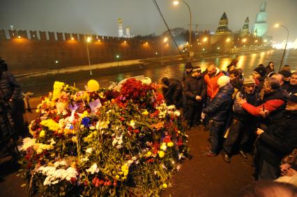 Цветы на месте убийства политика Бориса Немцова, который был застрелен в Москве на Большом Москворецком мосту в ночь с 27-го на 28-е февраля 2015 г.