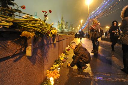 Цветы на месте убийства политика Бориса Немцова, который был застрелен в Москве на Большом Москворецком мосту в ночь с 27-го на 28-е февраля 2015 г.