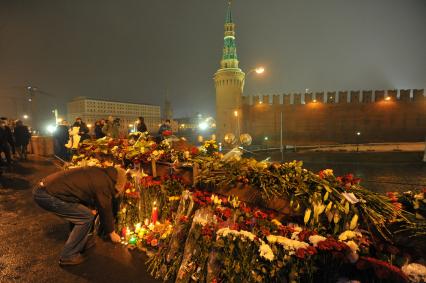 Цветы на месте убийства политика Бориса Немцова, который был застрелен в Москве на Большом Москворецком мосту в ночь с 27-го на 28-е февраля 2015 г.