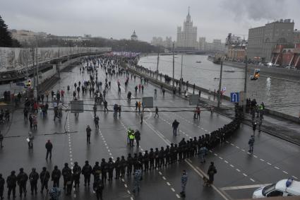 Марш памяти Бориса Немцова в Москве. Полицейское оцепление на Москворецкой набережной.