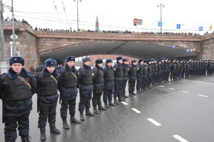 Марш памяти Бориса Немцова в Москве. Полицейское оцепление на Москворецкой набережной.