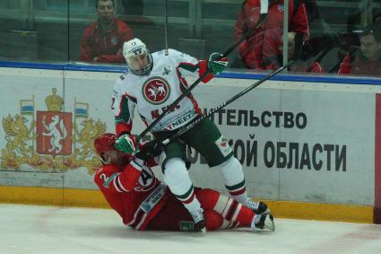 Чемпионат КХЛ: «Автомобилист»  (Екатеринбург) 2-0 Ак Барс (Казань) Плей-офф. №2 Сергей Гусев, №12 Михаил Глухов