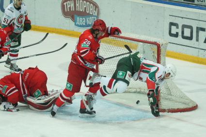 Чемпионат КХЛ: «Автомобилист»  (Екатеринбург) 2-0 Ак Барс (Казань) Плей-офф. №28 Филипп Метлюк, №18 Михаил Варнаков