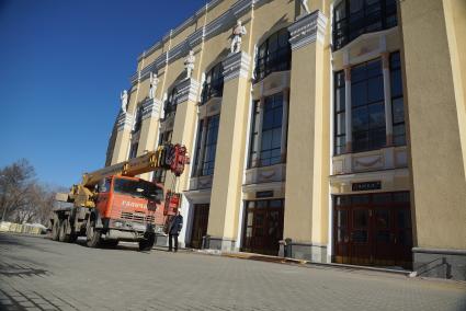 Автокран на фоне фасада стадиона. Реконструкция Центрального стадиона в Екатеринбурге, где в 2018 году пройдут матчи Чемпионата мира по футболу