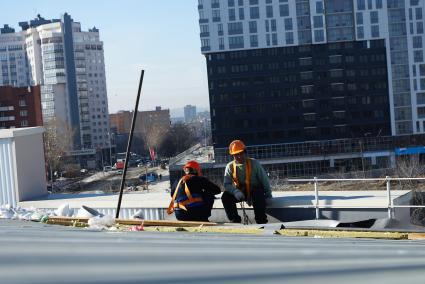 Рабочие на крыше стадиона. Реконструкция Центрального стадиона в Екатеринбурге, где в 2018 году пройдут матчи Чемпионата мира по футболу