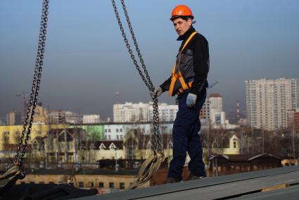 Рабочий на крыше стадиона. Реконструкция Центрального стадиона в Екатеринбурге, где в 2018 году пройдут матчи Чемпионата мира по футболу