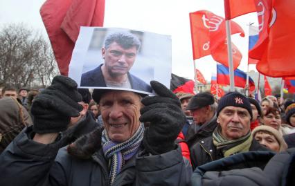 Траурное шествие памяти Бориса Немцова в Санкт-Петербурге.