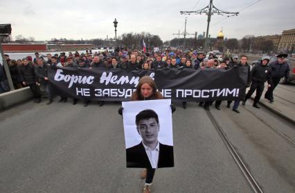 Траурное шествие памяти Бориса Немцова в Санкт-Петербурге.