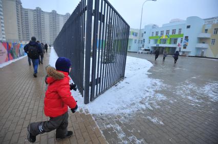 Новая школа расположенная в поселении Московский (ТиНАО) в составе жилого комплекса `Первый Московский. Город-парк` в Москве.