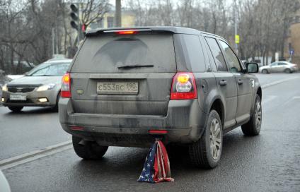 Москва.  Флаг США привязанный к автомобилю.