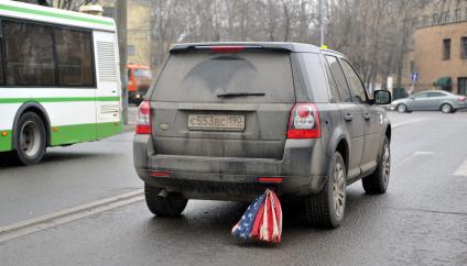 Москва.  Флаг США привязанный к автомобилю.