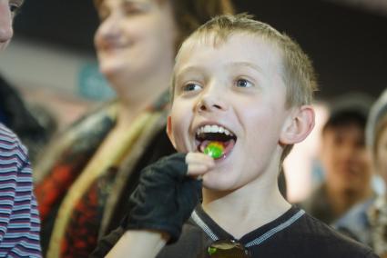 Дети едят леденцы. Конкурс по поеданию леденцов в Екатеринбурге