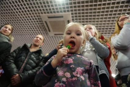Дети едят леденцы. Конкурс по поеданию леденцов в Екатеринбурге