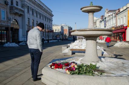 Самара. Цветы и свечи у фонтана на Ленинградской улице, в память о политике Борисе Немцове, убитом 27 февраля в Москве.