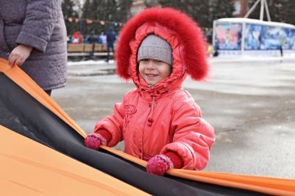 Саратов. Ребенок держит георгиевскую ленту во время автопробега, приуроченного к 70-летию Победы в Великой Отечественной войне.