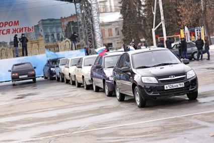 Саратов. Автомобили - участники автопробега, приуроченного к 70-летию Победы в Великой Отечественной войне, на Театральной площади.