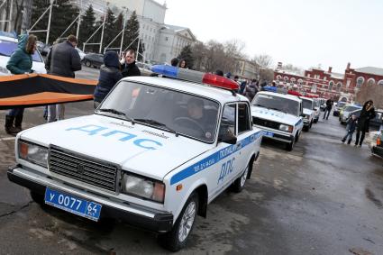 Саратов. Автомобили ДПС во время автопробега, приуроченного к 70-летию Победы в Великой Отечественной войне, на Театральной площади.