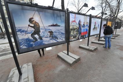 Открытие фотовыставки `Арктика: вчера, сегодня завтра` на Тверском бульваре в Москве.