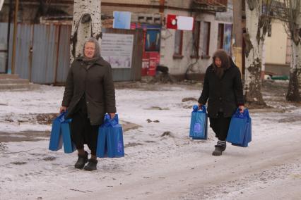 Украина. Донецкая область. г.Дебальцево. Местные жительницы с сухпайками, доставленными силами ополчения ДНР.