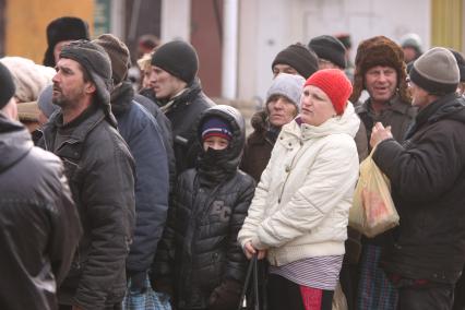 Украина. Донецкая область. г.Дебальцево. Местные жители стоят в очереди за гуманитарной помощью, доставленной силами ополчения ДНР на центральную площадь и перед железнодорожным вокзалом.