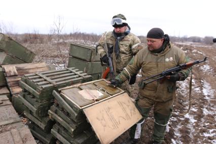 Украина. Донецкая область. г.Дебальцево. Ополченцы ДНР демонстрируют боеприпасы, оставленные украинской армией.