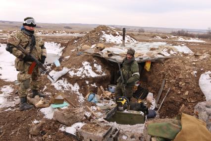 Украина. Донецкая область. г.Дебальцево. Ополченцы ДНР у бывшего блиндажа украинских военных.