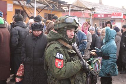 Украина. Донецкая область. г.Дебальцево. Местные жители стоят в очереди за гуманитарной помощью, доставленной силами ополчения ДНР на центральную площадь и перед железнодорожным вокзалом.