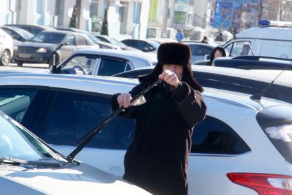 Водитель чистит от льда дворники, во время сильных заморозков. Екатеринбург