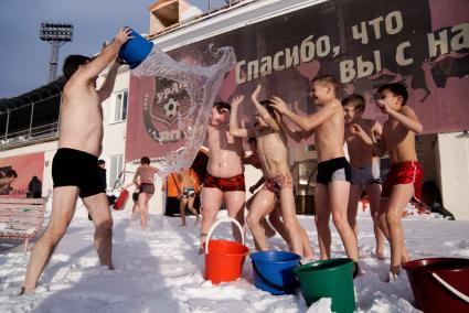 Тренер обливает водой из ведра раздетых до трусов детей в процессе закаливания в екатеринбургской школе самбо.