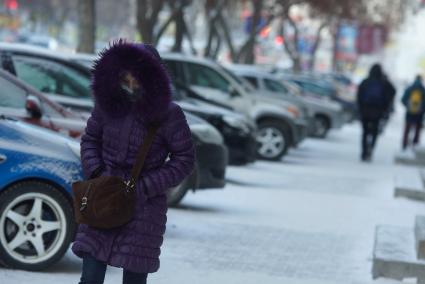Девушка идет по улице во время сильных морозов в Екатеринбурге