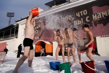 Тренер обливает водой из ведра раздетых до трусов детей в процессе закаливания в екатеринбургской школе самбо.