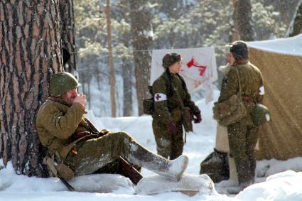 Новосибирск. Военно-историческая реконструкция окончательного снятия блокады Ленинграда. Участники реконструкции в форме бойцов РККА.