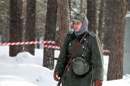 Новосибирск. Военно-историческая реконструкция окончательного снятия блокады Ленинграда. Участник реконструкции в форме бойца Вермахта.