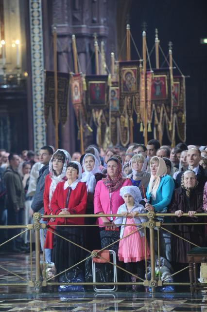 Прихожане в храме Христа Спасителя, где проходит праздничное пасхальное богослужение.